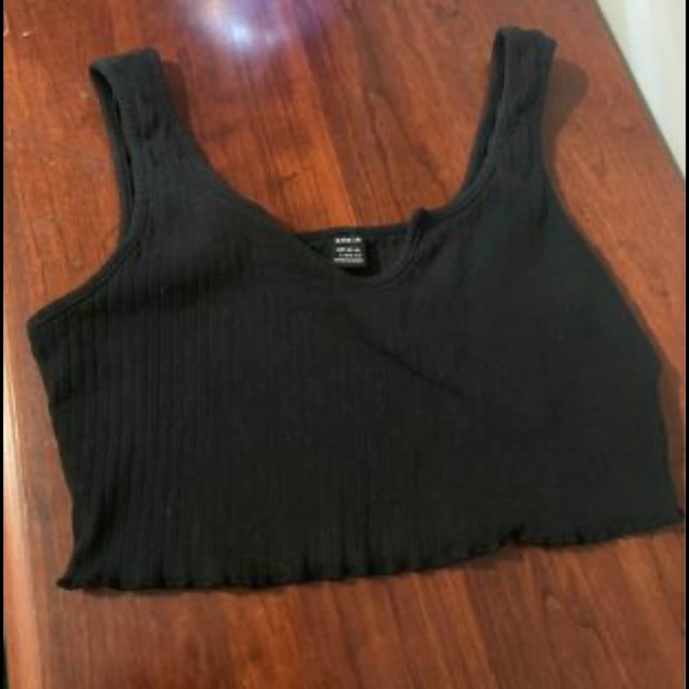 Black ribbed knit crop top